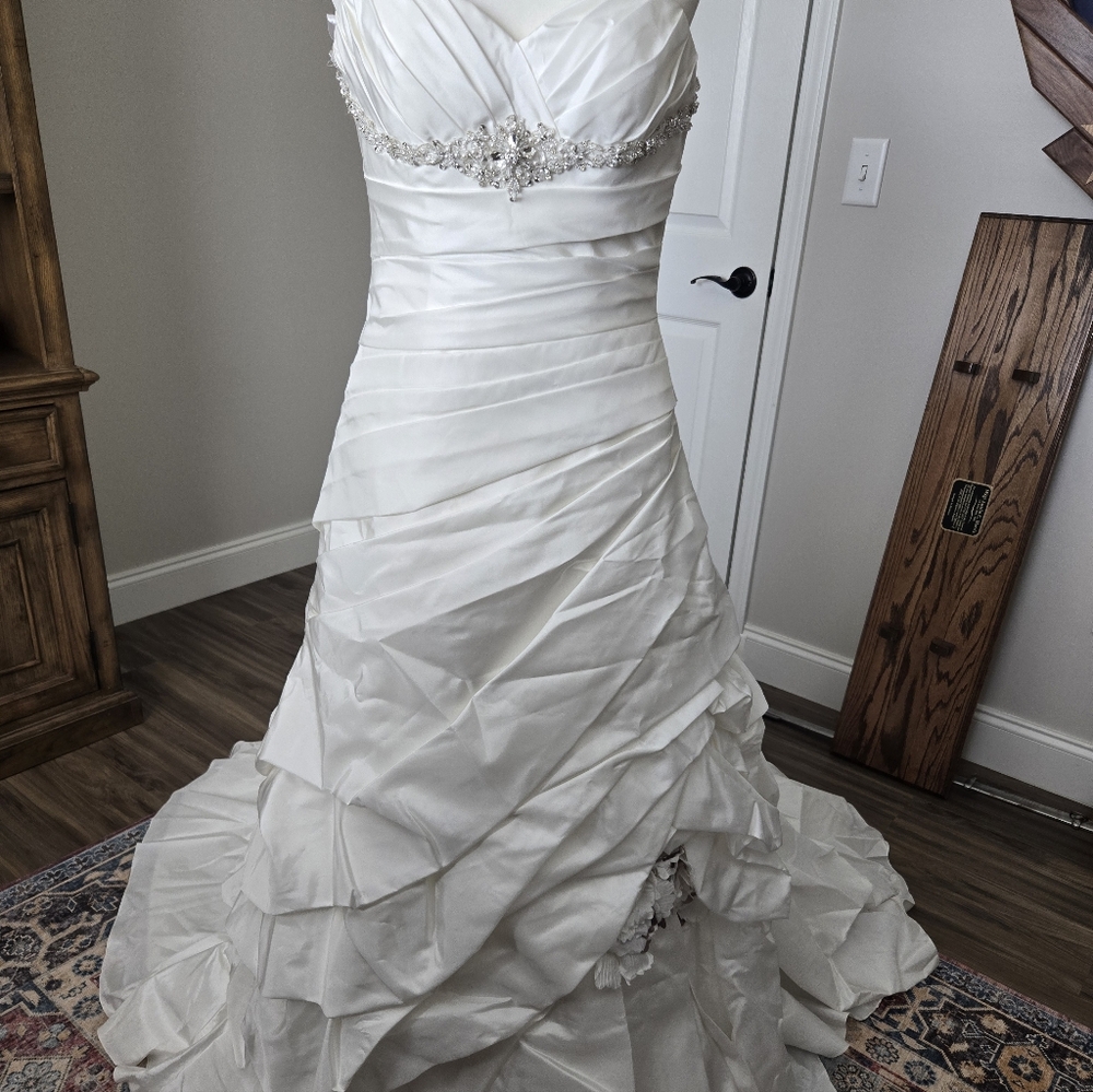 Elegant White Strapless Wedding Dress